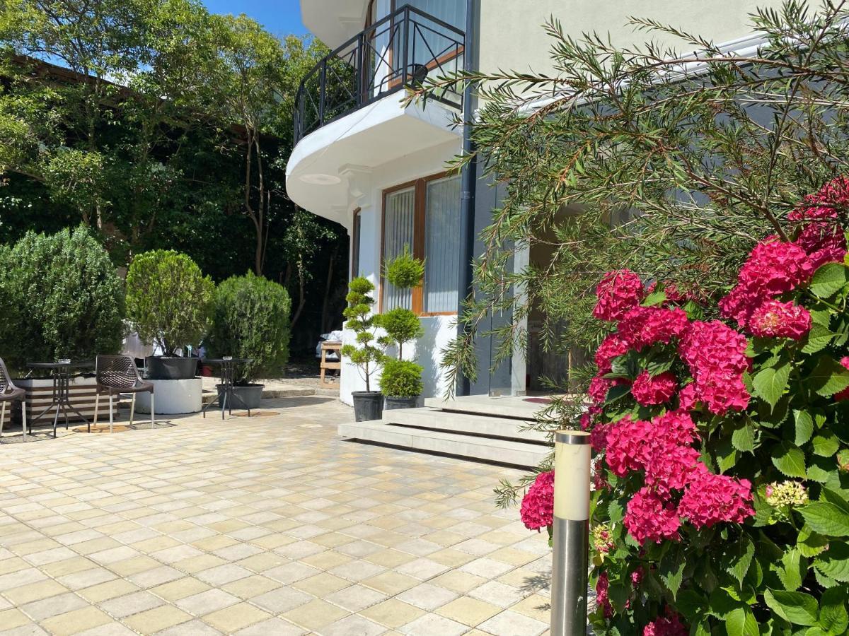 Hotel Golden Γκάγκρα Εξωτερικό φωτογραφία
